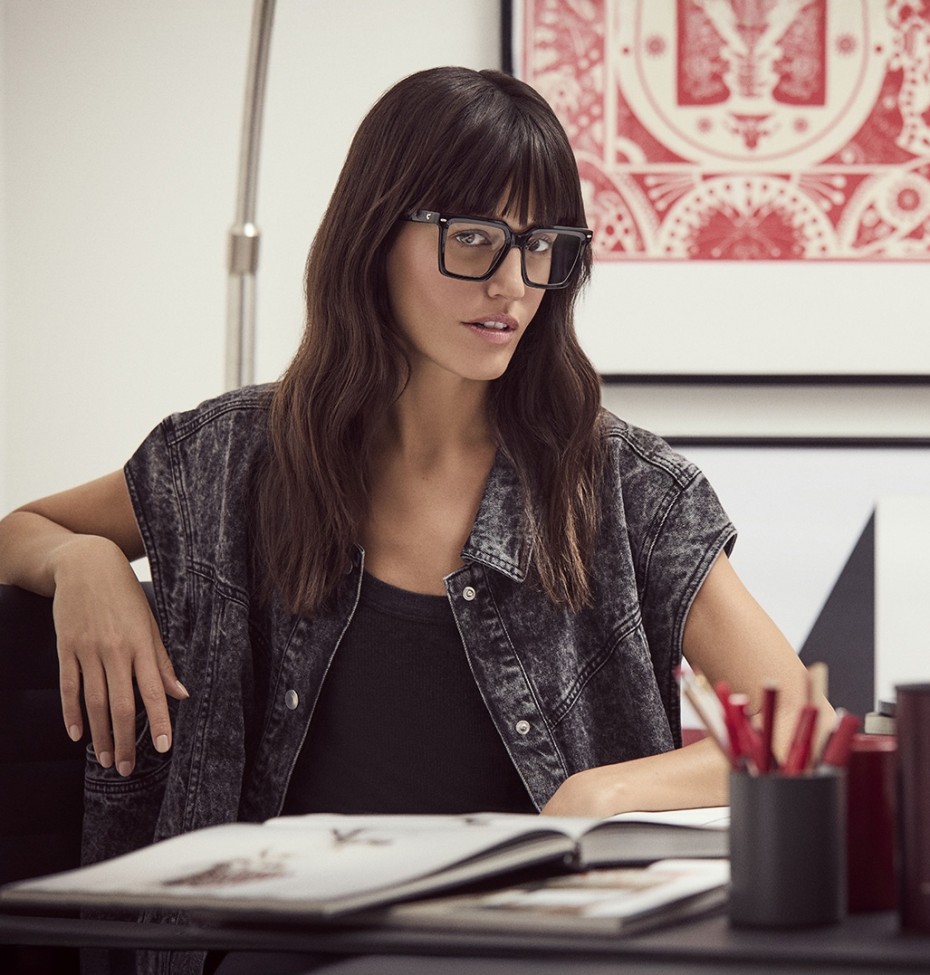 Carrera: Frau mit Brille sitzt im Büro